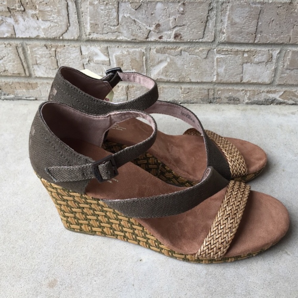 Toms Clarissa Olive Texture Wedge Size 11 🌸